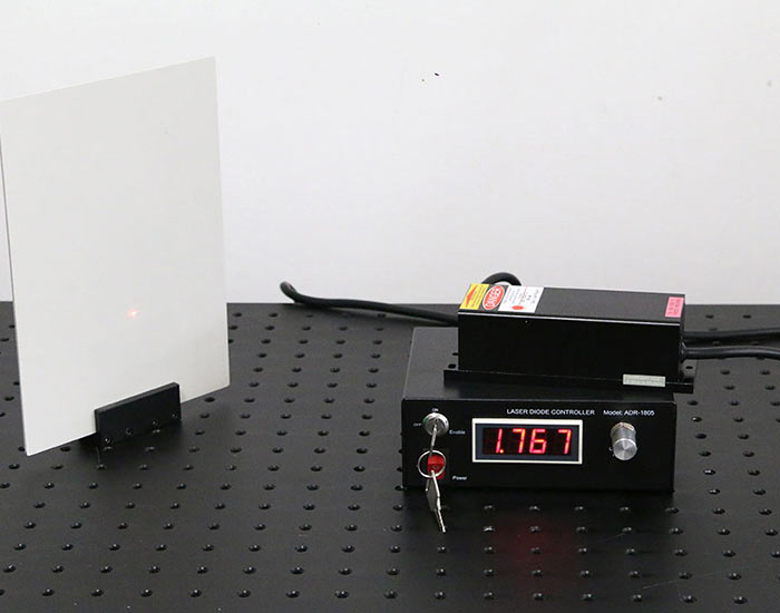 760nm Nليزر أشباه الموصلات بالأشعة تحت الحمراء 1~2000mW انتاج الطاقة Adjustable Diode Laser